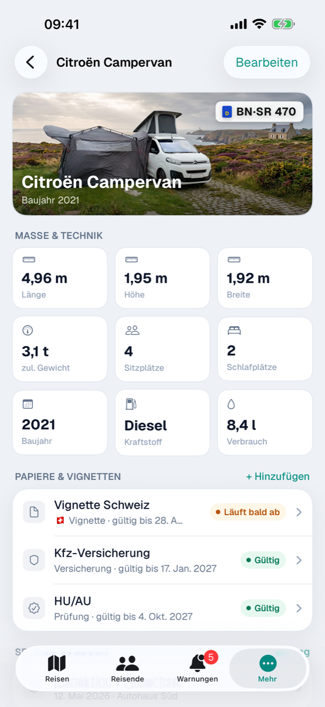 Fahrzeug-Detail mit Cover-Karte, Kennzeichen-Plakette und Spec-Grid